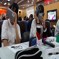VR眼镜进课堂  陈经纶中学打造“智慧校园”
