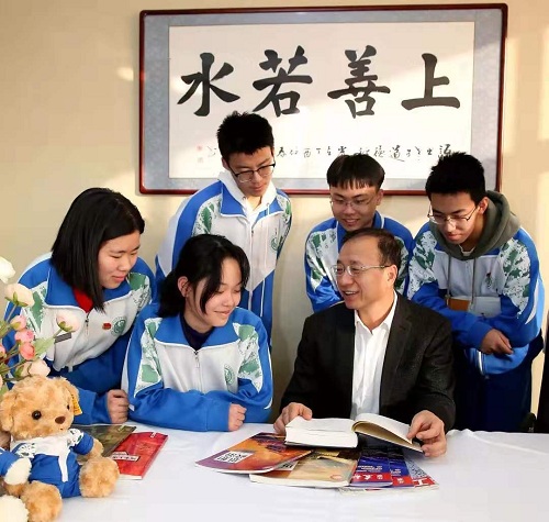 对外经济贸易大学附属中学校长刘国雄：家庭学校的力量