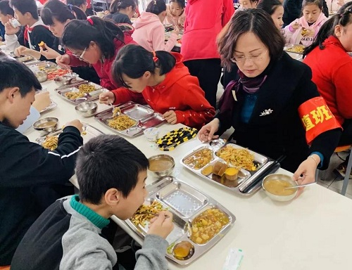 推行陪餐制度，打造放心食堂