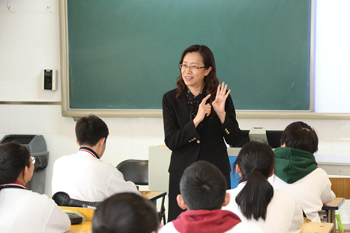 这个重要的座谈会上，北京唯一的中学教师代表这样说