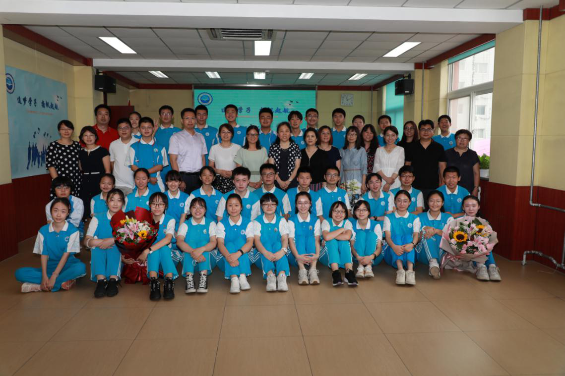 北京市育鸿学校九年级举行云端毕业典礼