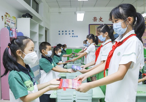 芳草地国际学校万和城校区：为一年级新生准备“神秘礼物包”