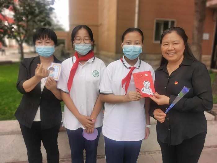 首师附苹中及分校：甘将心血化时雨 润出桃花一片红