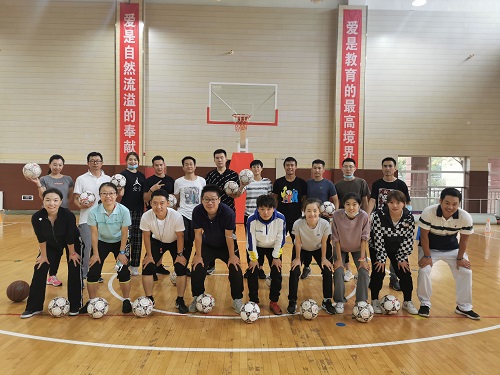 人朝小学部邀请多位国家级足球专家来校 指导足球教学活动