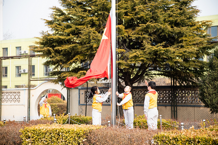 致敬英雄 红色传承：北京八十中睿实分校举行新学期第一次主题升旗仪式