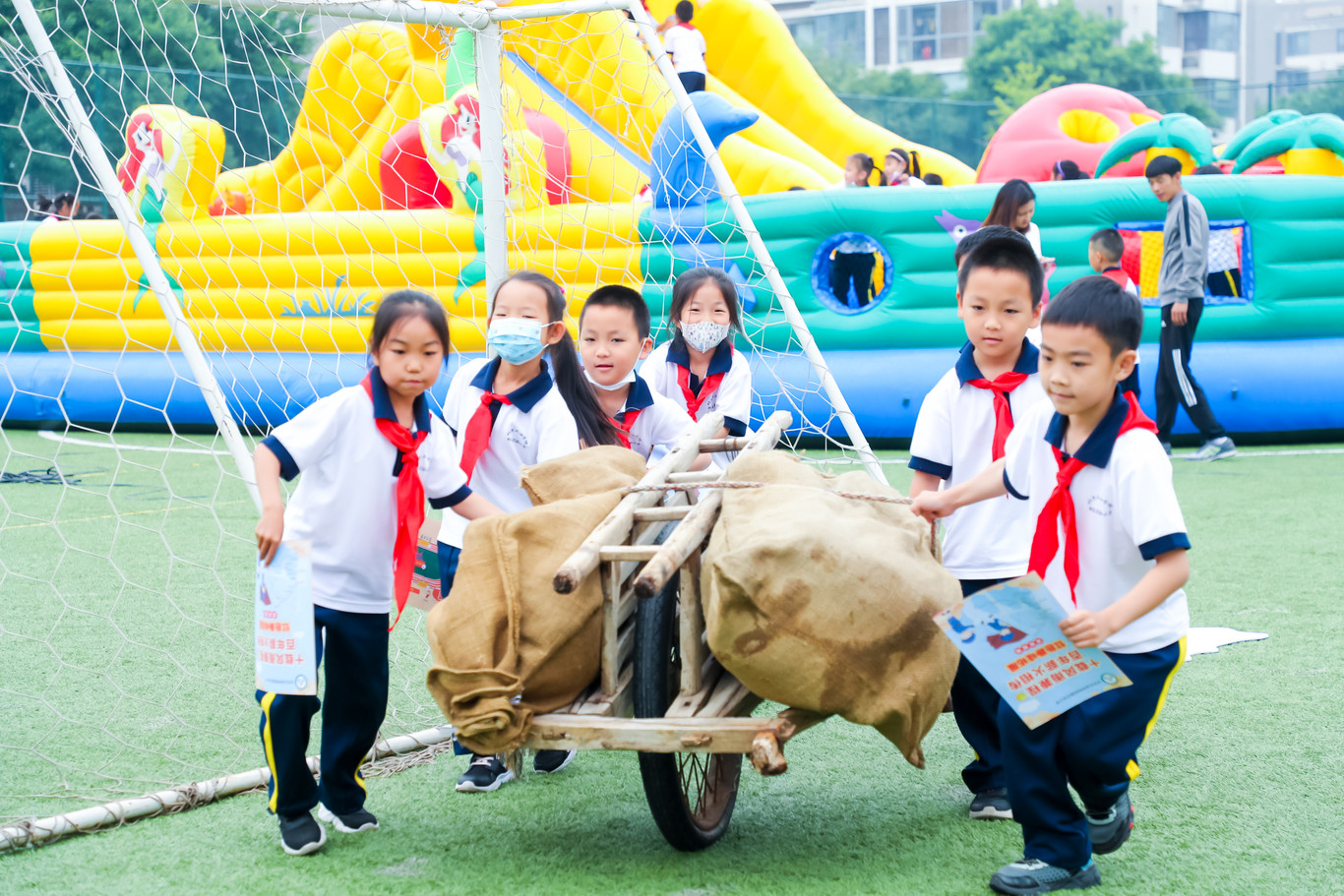 石油实验小学：今年六一别样“红”