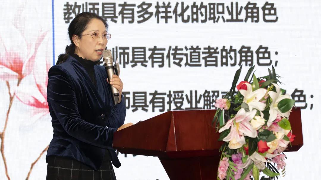 首都师范大学教师工作部长、北京市委讲师团特聘教授苏寄宛教授发言