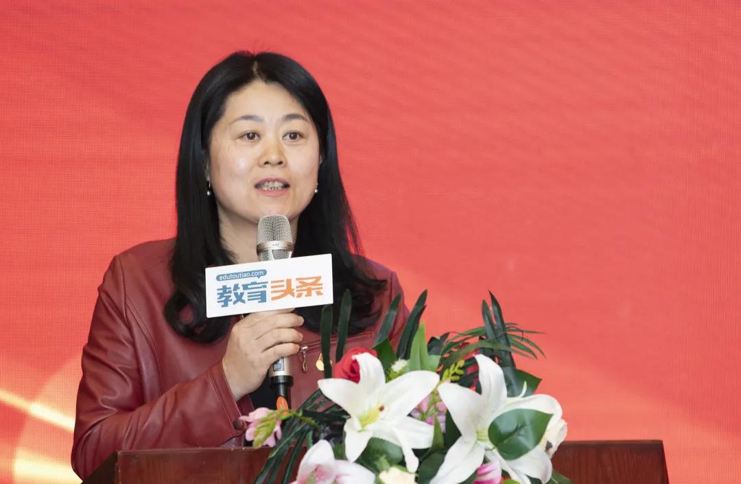 获奖教师代表人大附中北京经济技术开发区学校  校长助理兼教学研究中心主任由广慧发言