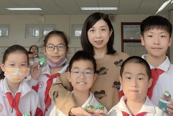 人大附中朝阳学校小学部开展三八节感恩活动