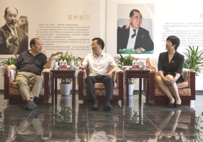 朝阳区委书记文献到陈经纶中学调研并看望慰问优秀教育工作者张德庆