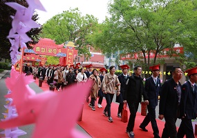 衡水中学德育观摩会上举行学生成人礼