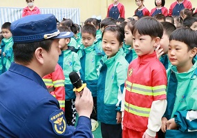 春江幼儿园开展消防安全教育活动