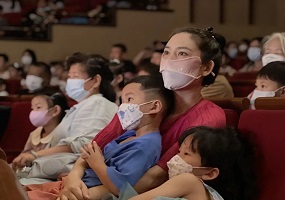 春江幼儿园共同收看童话剧《马兰花》