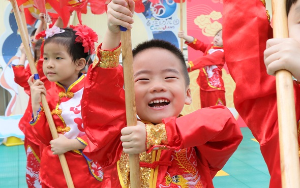 东城区春江幼儿园开展庆双节活动