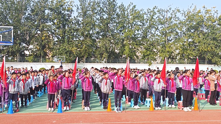 花家地实验小学朝来校区举办少先队员入队仪式