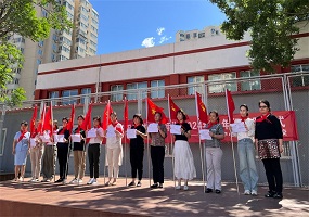 垂杨柳中心小学劲松分校举行一年级入队仪式