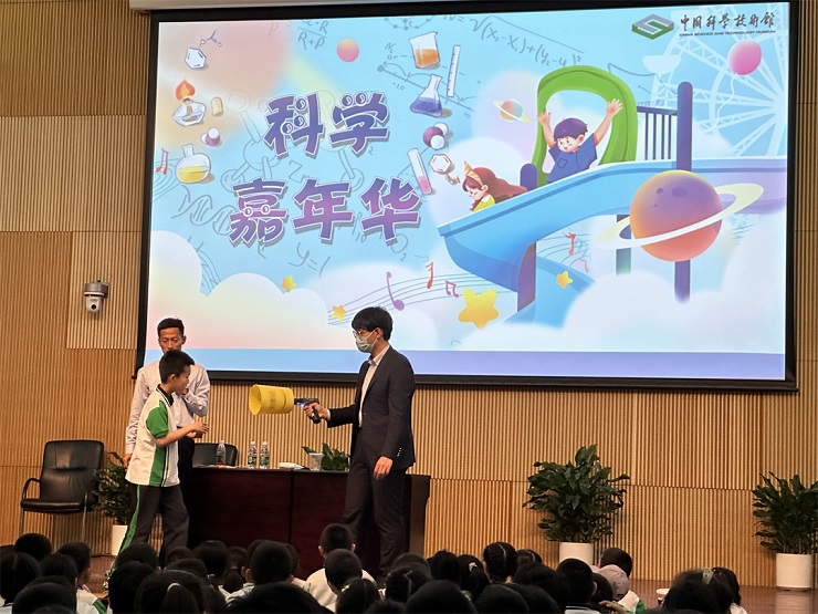 垂杨柳中心小学馨园分校开展中国航天日社会实践活动