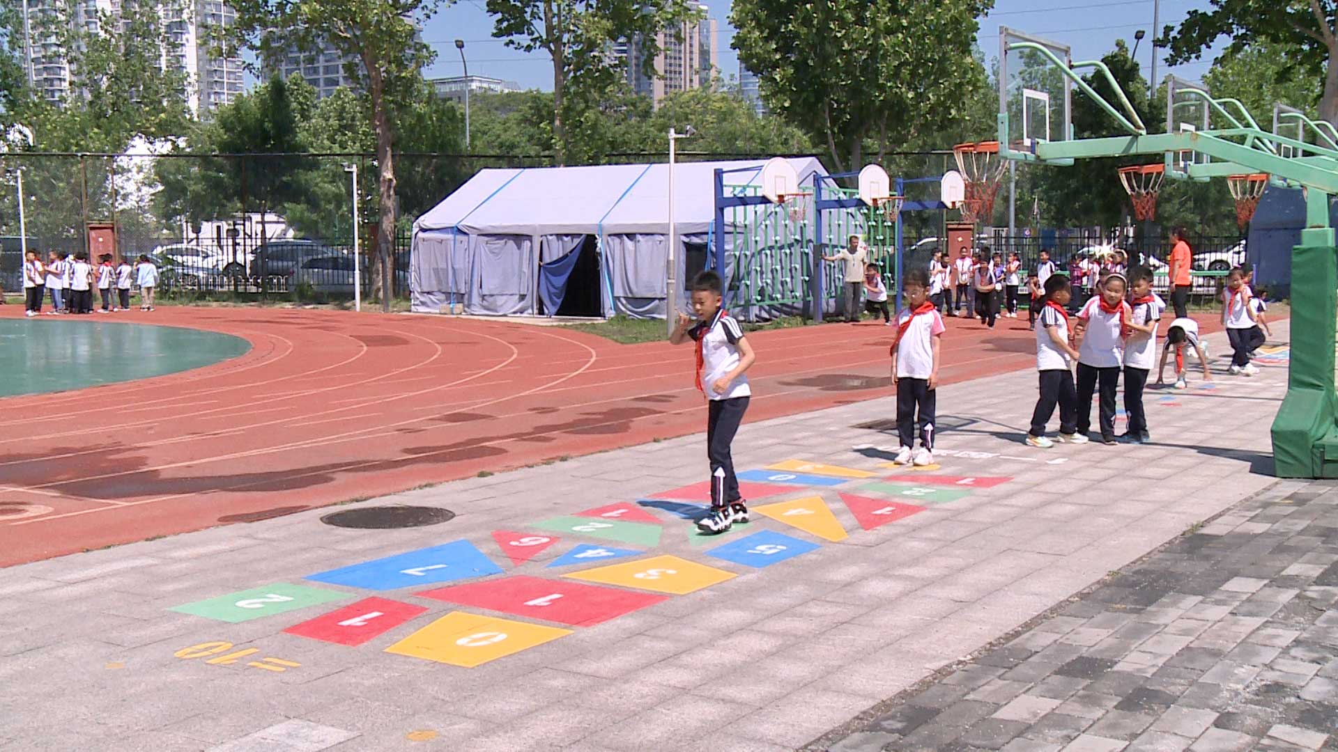 花家地实验小学举办落实“二十条”媒体进校园活动