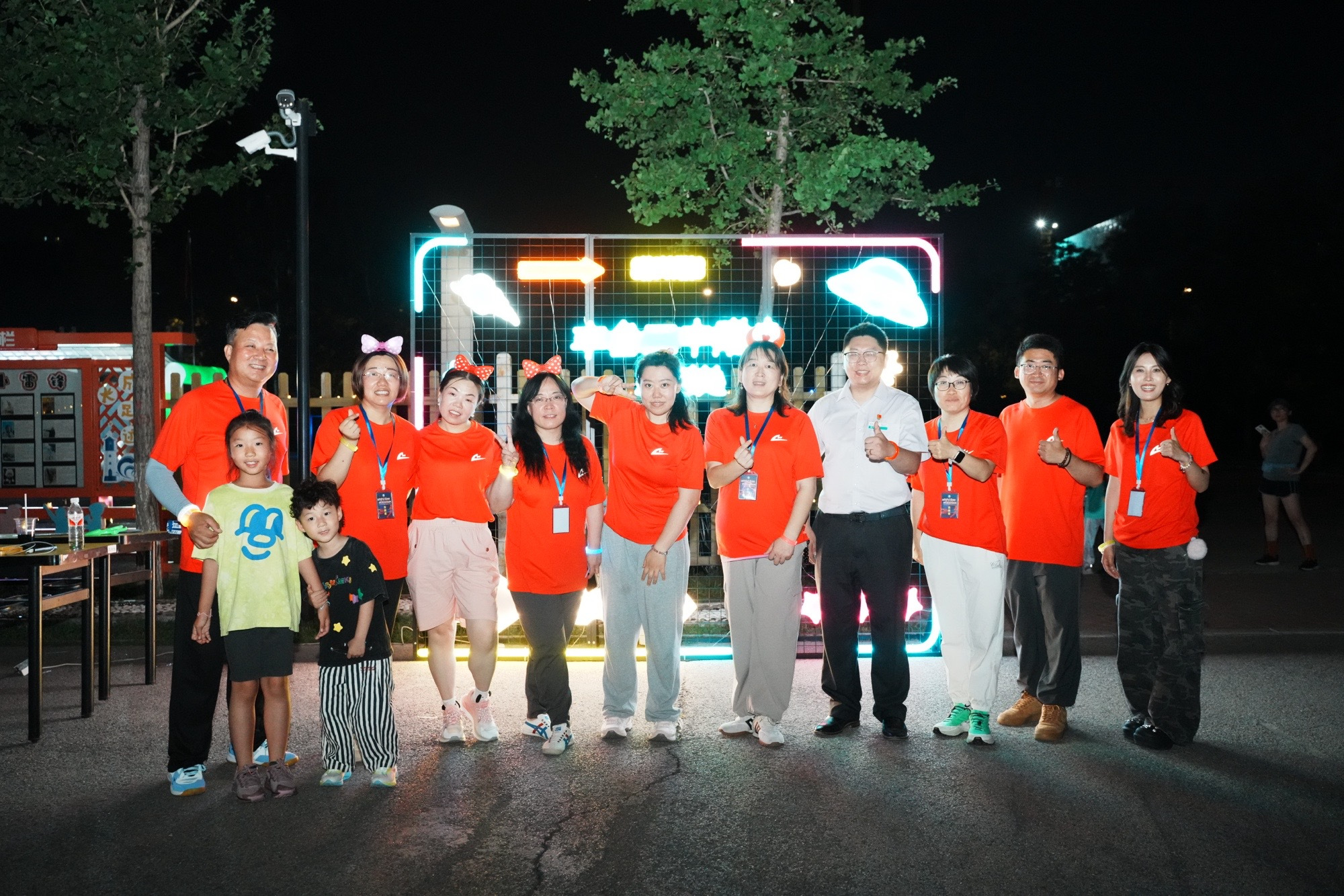 丰台区第二中学附属实验小学首届荧光夜跑圆满举办
