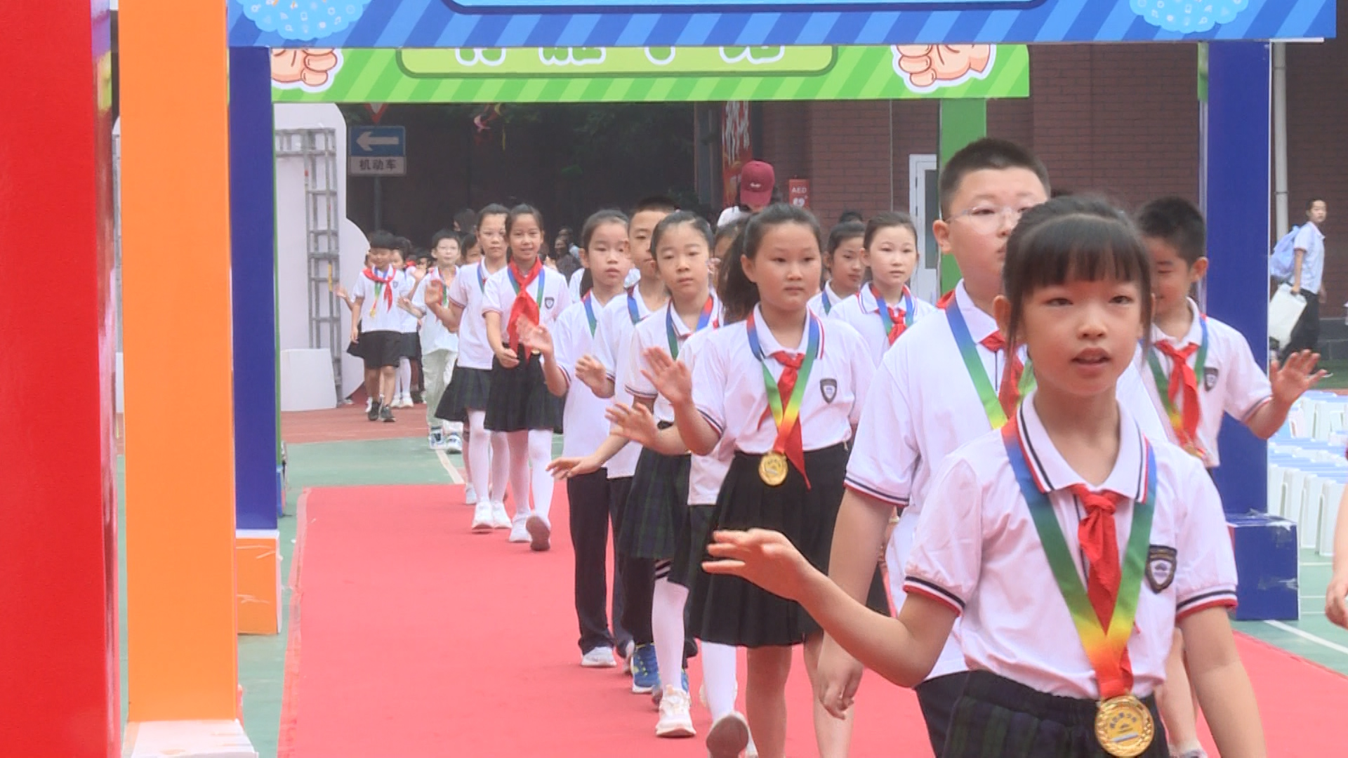 北京铁路实验小学开学第一课厚植爱国情怀