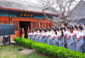 府学胡同小学举行纪念文天祥主题升旗仪式