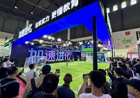 加速进化机器人亮相中国教育装备展，具身智能教育方案引发热潮