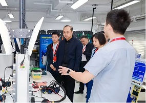 北京市第十二中学校长管杰：做麦田里的守望者 当成长路的点灯人