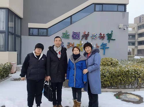 照片4：李永恒老师余学校领导、教师在校园中合影。摄影者：余江华.jpg