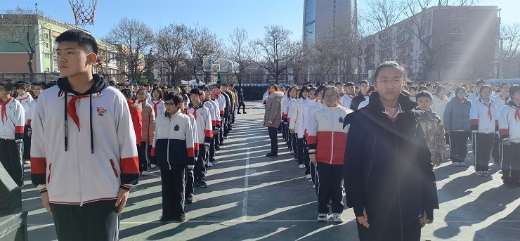 1-同学们整齐列队开始新学期.jpg