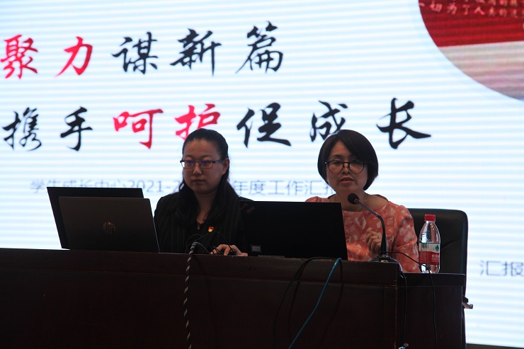 9学校团委书记汪源和代丽汇报交流.JPG