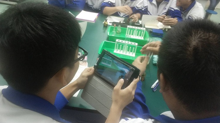 学生用平板录制实验过程用于分享交流.jpg