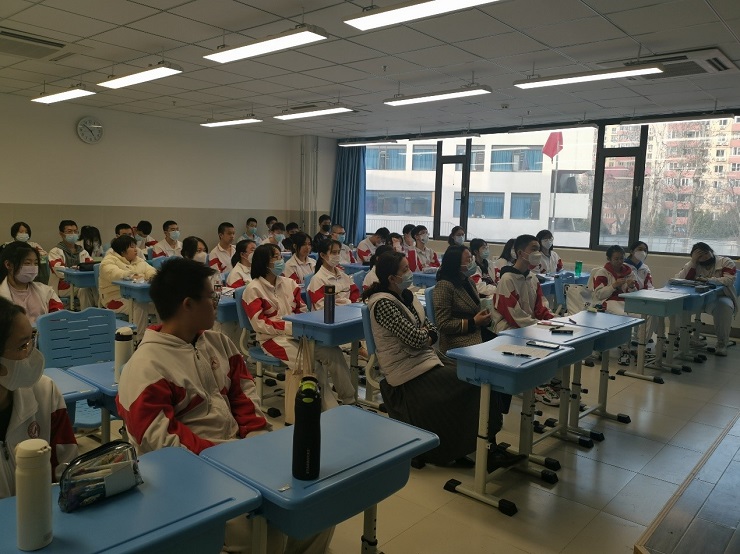 同领域的导师与课题小组成员认真听取其他小组的中期报告.jpg