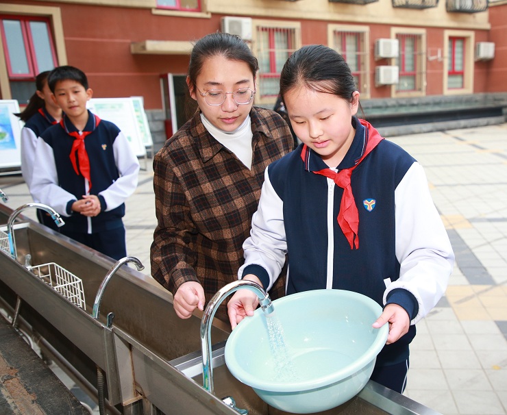 老师带学生做节水实验 朱博摄影.JPG