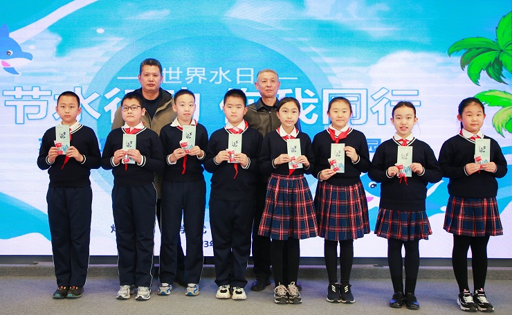 为学生发放节水器 朱博摄影.jpg