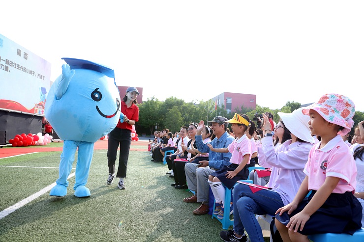 新同学们认识学校吉祥物“蓝博豆”.JPG