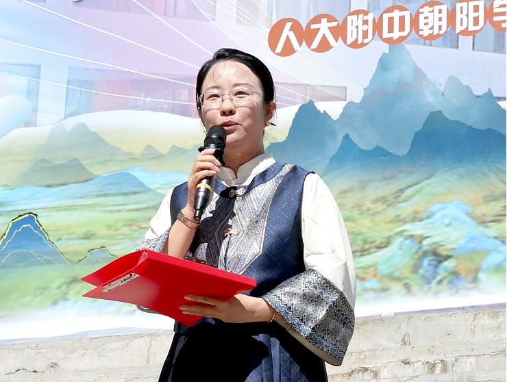 3.冯怡校长为同学们介绍文化节活动流程.jpg