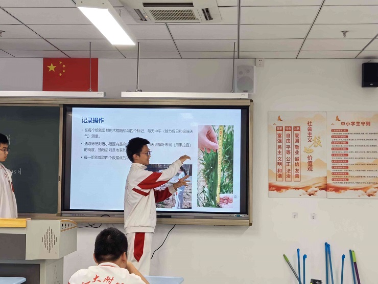 图4：学生展示小麦种植过程.jpg