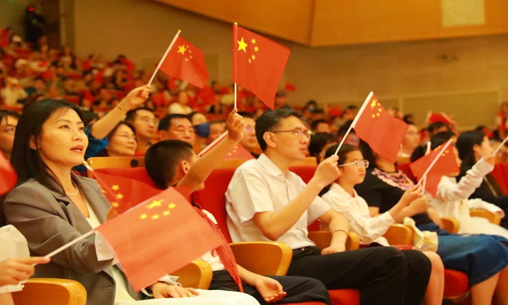 观众唱响《歌唱祖国》 (1).JPG
