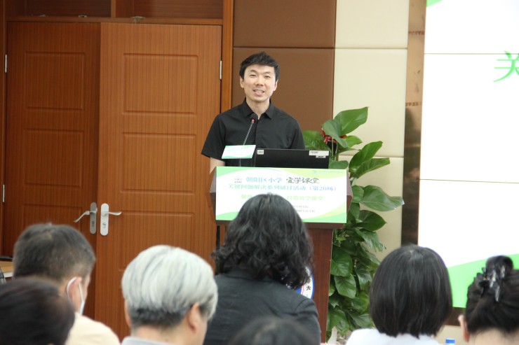 1.北京市朝阳区教育科学研究院语文教研员冯佳主持会议.JPG