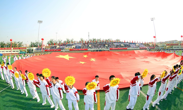 人开运动会上，同学们高举国旗.jpg