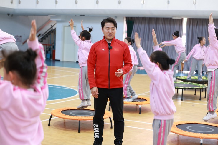 1774428865872285.jpg 奥运冠军进校园.jpg