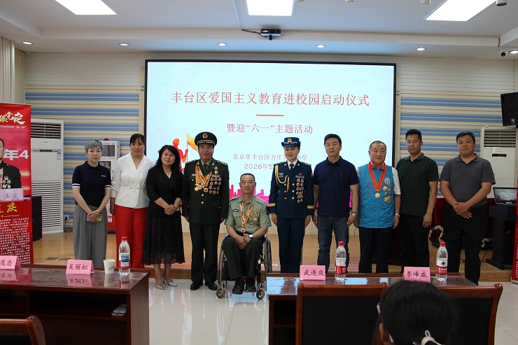 1780394180796368.jpg 活动合影1(领导).JPG
