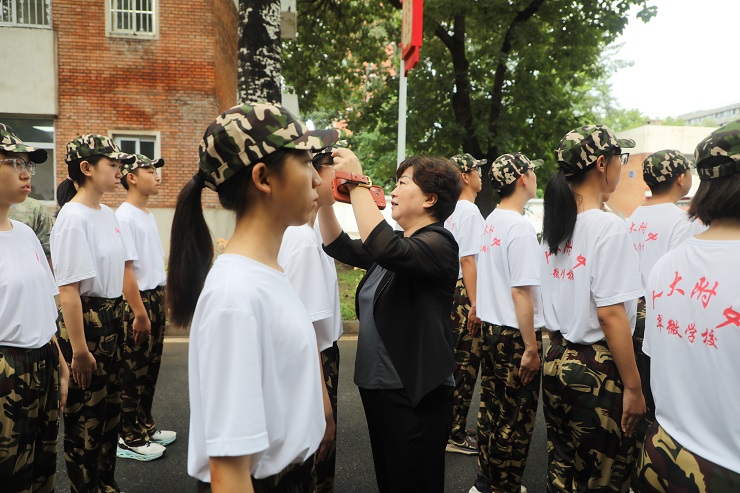 1787743127313312.jpg 校长与学生.JPG