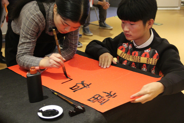 学生书法表演_副本.jpg