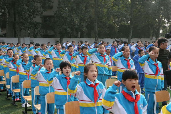 石景山区200学生加入少先队