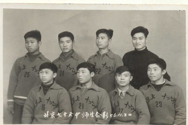 苹中(原北京76中)首届篮球队员合影 前排左起：薛宝华 赵守奎 李明春 王长英 后排左起：袁泽 刘树声 赵德培 刘祥垣_副本.jpg