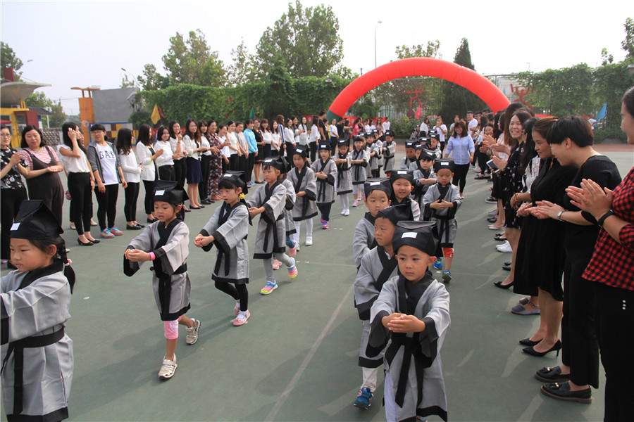王四营中心小学：100多新生身着汉服入学